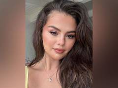 
      
      Selena Gomez flaunts necklace with beau Benny Blanco initials
      
      