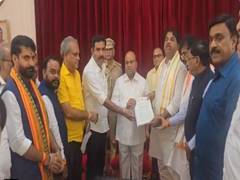
      
      BJP-JDS delegation meets Karnataka Governor
      
      