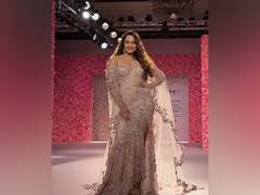 
      
      ICW: Sonakshi Sinha casts a spell in shimmery pink gown
      
      