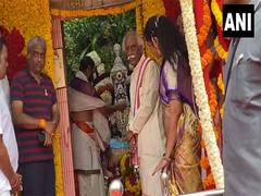 
      
      Bonalu: Haryana Governor offers prayer at temple in Hyderabad 
      
      