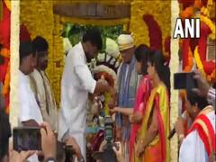 
      
      Bonalu: Telangana Minister Komatireddy Venkat Reddy visits temple
      
      
