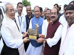 
      
      Chhattisgarh CM bids farewell to former Guv 
      
      