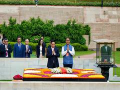 
      
      Vietnam PM pays homage to Mahatma Gandhi at Rajghat
      
      