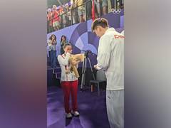 
      
      Paris Olympics: China's Liu Yu proposes to Huang
      
      