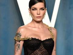 
      
      Halsey recalls experiencing miscarriage during a performance
      
      