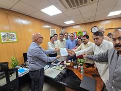 
      
      Congress submits memo to probe lathi charge by Indore police
      
      