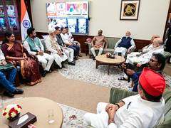 
      
      PM Modi, Rahul Gandhi attend customary 'tea meeting'
      
      