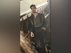 
      
      Sidharth Malhotra revives 70s glam for Shantnu Nikhil’s show
      
      