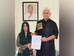 
      
      J&K LG Manoj Sinha awards job to wife of terror attack victim
      
      
