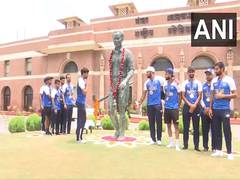 
      
      India hockey team players pay tribute to Major Dhyan Chand
      
      