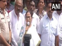 
      
      Mamata Banerjee gives Kolkata Police Sunday deadline
      
      