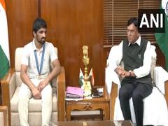 
      
      Mandaviya felicitates Olympic bronze medallist Aman Sehrawat
      
      