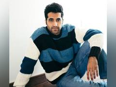
      
      Akshay Oberoi bags pivotal role in Yash-starrer 'Toxic' 
      
      