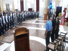 
      
      President Droupadi Murmu meets India's Paris contingent
      
      