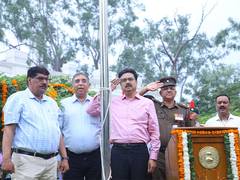 
      
      DU Vice Chancellor Singh hoists national flag
      
      