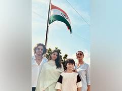 
      
      Independence Day: Shah Rukh greets fans outside Mannat
      
      