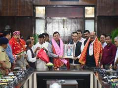 
      
      Uttarakhand CM Dhami holds meeting with priests, officials for sm
      
      