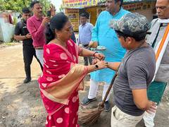 
      
      MP: Bhopal Mayor Malti Rai ties Rakhi to sanitary workers
      
      