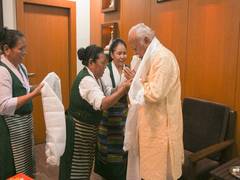 
      
      Women from Tibetan community tie 'Rakhi' to RSS chief 
      
      