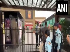 
      
      Gujarat: VR Mall at Surat receives bomb threat
      
      