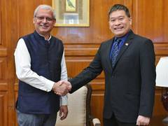 
      
      India, Singapore discuss bilateral, regional and int'l issues 
      
      