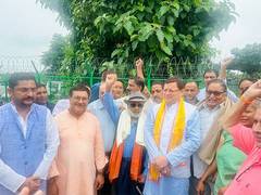 
      
      Uttarakhand: Agitators, dependents thank CM Dhami for 10 pc quota
      
      