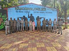 
      
      Maharashtra: woman Maoist cadre surrenders before Gadchiroli Poli
      
      