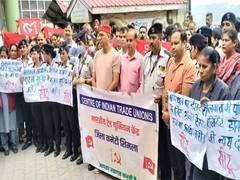 
      
      Shimla: CITU holds protest outside IGMC over Kolkata rape-murder
      
      