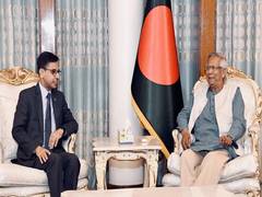 
      
      Indian High Commissioner meets Muhamma Yunus
      
      