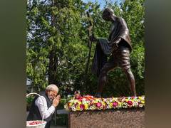 
      
      PM Modi pays tribute to Mahatma Gandhi in Kyiv
      
      
