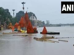 
      
      Temples on Ram Ghat submerged as water level of Shipra rises
      
      