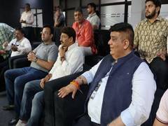 
      
      BJP MP Manoj Tiwari meets West Delhi Lions owner Rajan Chopra
      
      