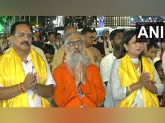 
      
      Delhi chief Virendraa Sachdeva participate in aarti
      
      