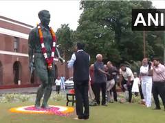 
      
      Mansukh Mandaviya pays floral tribute to Major Dhyan Chand
      
      