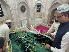 
      
      Pak Charge d’ Affaires to India lays chaddar at Hazrat Mujadid Al
      
      