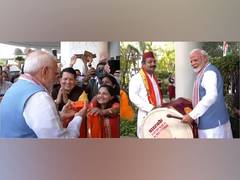 
      
      PM Modi receives warm welcome from Indian diaspora in Singapore
      
      