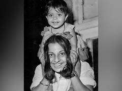 
      
      Kajol shares adorable picwith mom Tanuja on Teachers' Day
      
      