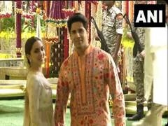
      
      Sidharth Malhotra, Kiara Advani join Ambani’s Ganesh Chaturthi ce
      
      