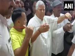 
      
      RJD chief Lalu Yadav visits Ganpati pandal in Patna
      
      