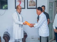 
      
      Manipur CM hands over Rs 10 lakh ex-gratia amount to kin of peopl
      
      