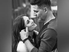 
      
      Kareena Kapoor Khan drops adorable pic with Akshay Kumar on b'day
      
      