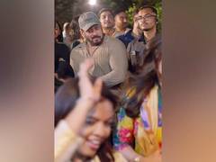 
      
      Salman Khan dances his heart out during Ganesh Visarjan with fami
      
      