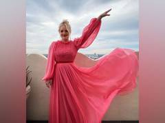 
      
      Elisabeth Moss shares her working experience with Kate Hudson
      
      