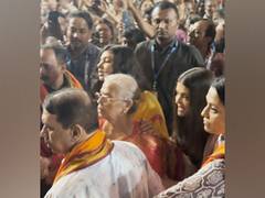 
      
      Aishwarya Rai Bachchan with daughter Aaradhya at GSP Pandal
      
      