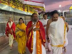 
      
      Sri Sri Ravi Shankar visits Tirumala Tirupati temple
      
      