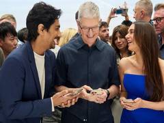 
      
      Aditi, Siddharth all smiles as they pose with Apple CEO Tim Cook
      
      