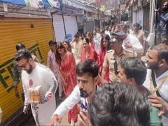 
      
      Shilpa Shetty, Raj Kundra visit Lalbaugcha Raja Pandal
      
      