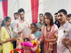 
      
      Ranbir Kapoor, mom Neetu Kapoor perform Ganpati Visarjan pooja
      
      