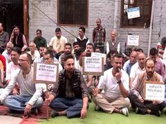 
      
      Shimla Beopar Mandal calls 'bandh' against lathi charge by police
      
      
