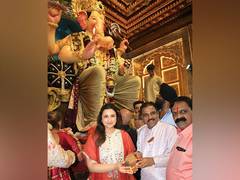 
      
      Parineeti Chopra offers prayers at Lalbaugcha Raja
      
      